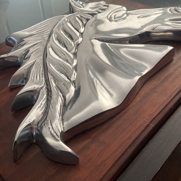 Argentinian pewter horse on wooden plank - Picture 3 of 6